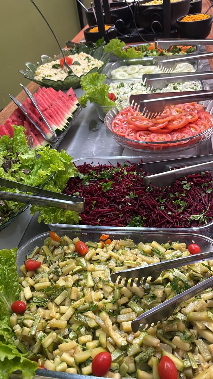 Saladas frescas do buffet